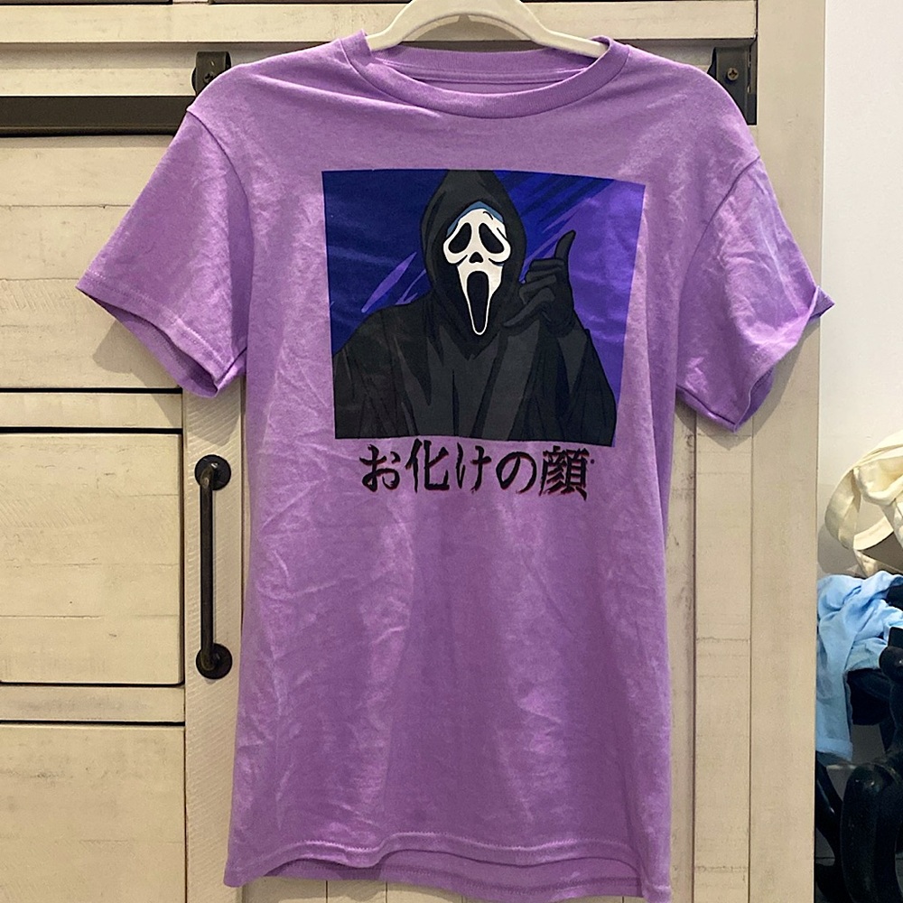 T-shirt with the print of ghost face the color is light purple size small
